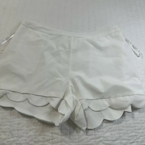 The Impeccable Pig White Scalloped High Waist Shorts With Elastic on Waist - Picture 11 of 11